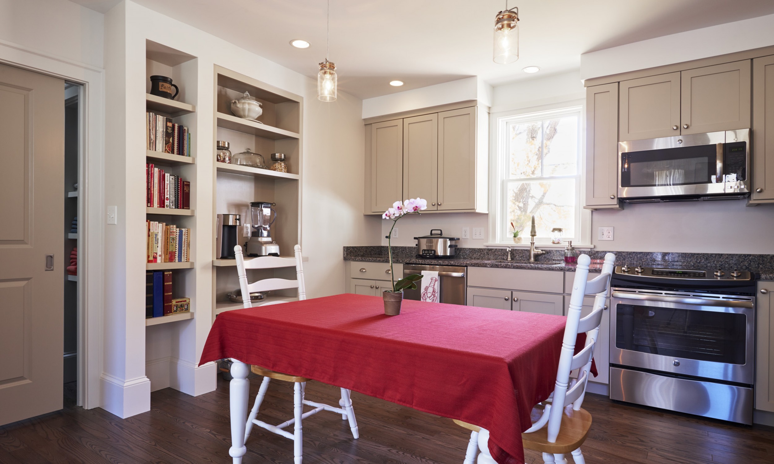 Eat-in Kitchen, Built-in shelves, Maine Architect